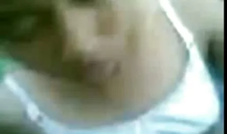 Sleeping Danielle stuffed his fingers into a wet pizdenku