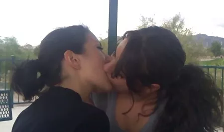 A couple of bisexual called the Negro and he otperdolil guy in the anus