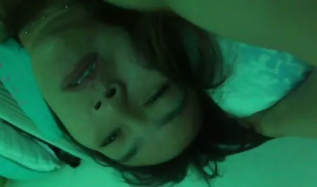 Crazy babe herself satisfied through pantyhose