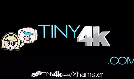 A girl with natural Dokami plays with her click