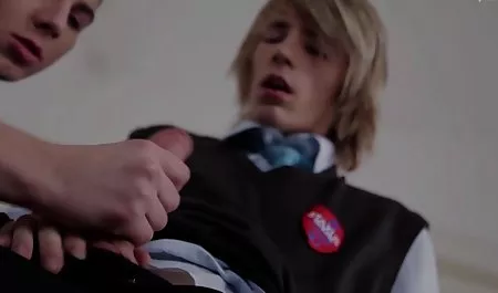 American Sandy fucks the pilot with her fingers