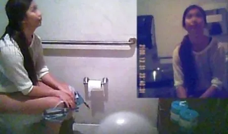 Alvtina leads white beads on the sexual lips