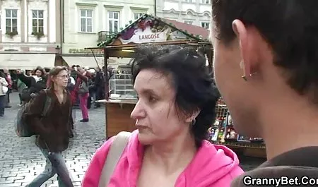 A group of peasants allowed to circle a knot with an elastic popka