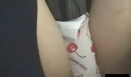 Gomik lowered the yellow pants and began to masturbate actively