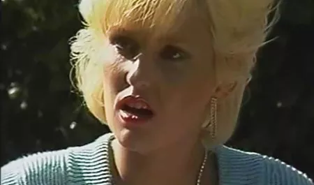 The young lover is frying the Lexi at home