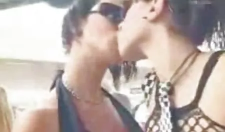 Brunette with big buffers mnet tits in Chat