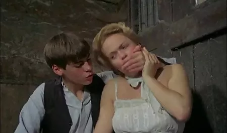 Kylie in a bathing suit took a strapon under water in her mouth