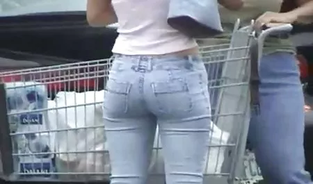 Short-haired chick jumps on it remains such artist