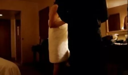 Insatiable guy makes a girlfriend kuni and fucks on the couch