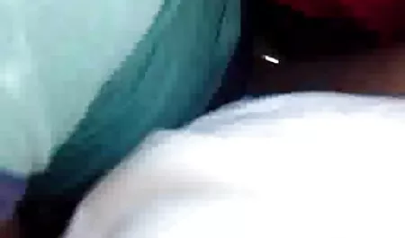 Russian lesbians enjoy sex with the ostrich